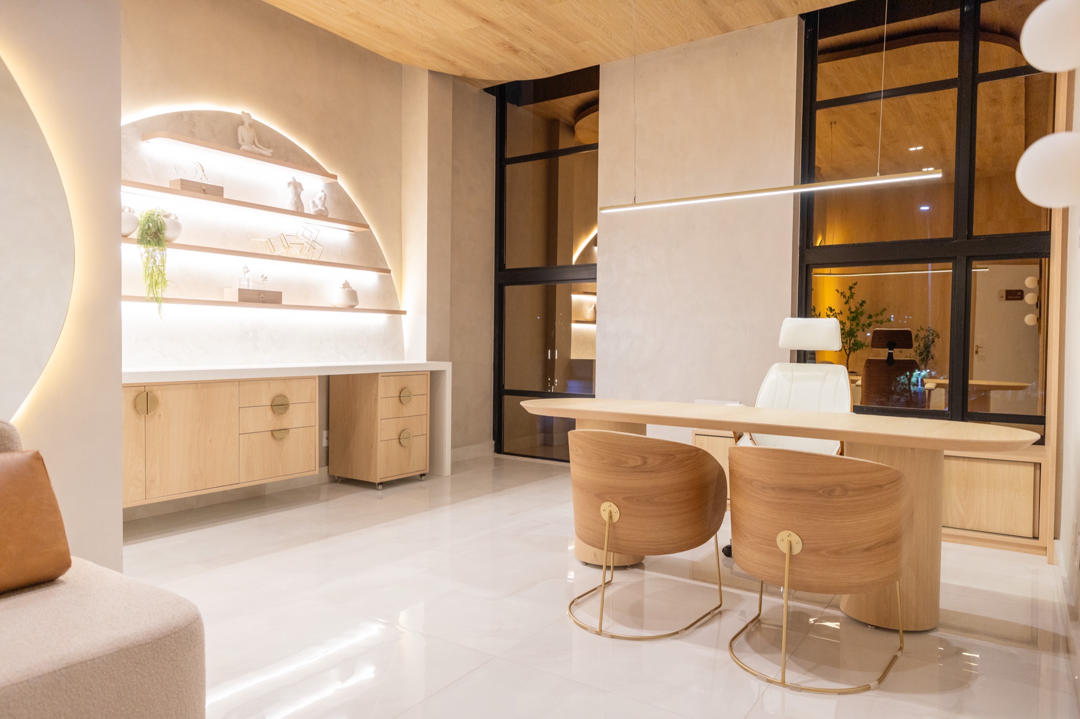 Sala de atendimento com madeira clara e iluminação suave