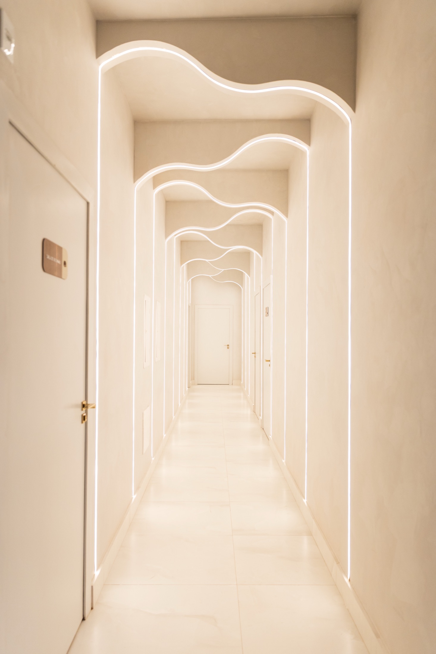 Corredor com arcos iluminados em linhas orgânicas